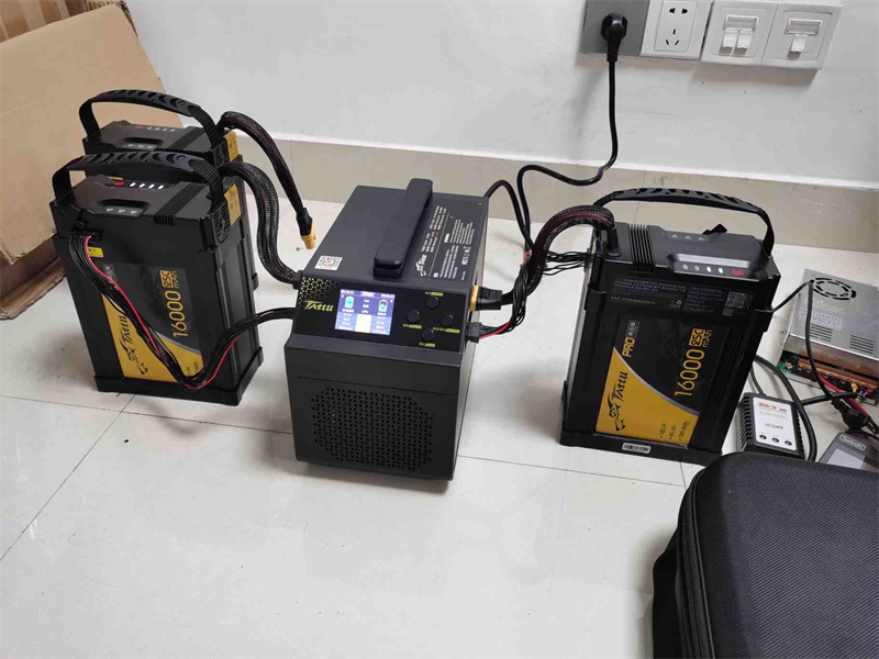 無人機(jī)電池充電中 無人機(jī)電池充電中